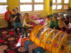 Sluníčka - Týden splněných přání - prolézáme tunelem a závodíme - pátek - únor 18-19